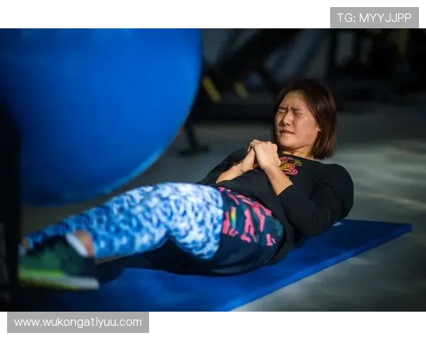 叶诗文训练完顺手买了个包，我一个月工资还没她零头多