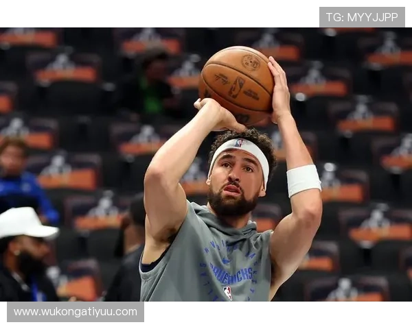 克莱·汤普森无球跑动制造空位，三分效率领跑联盟后卫